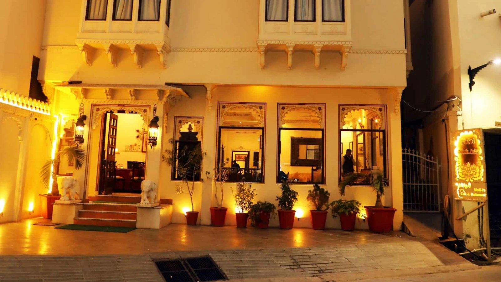 Hotel Boheda Palace grand dining hall